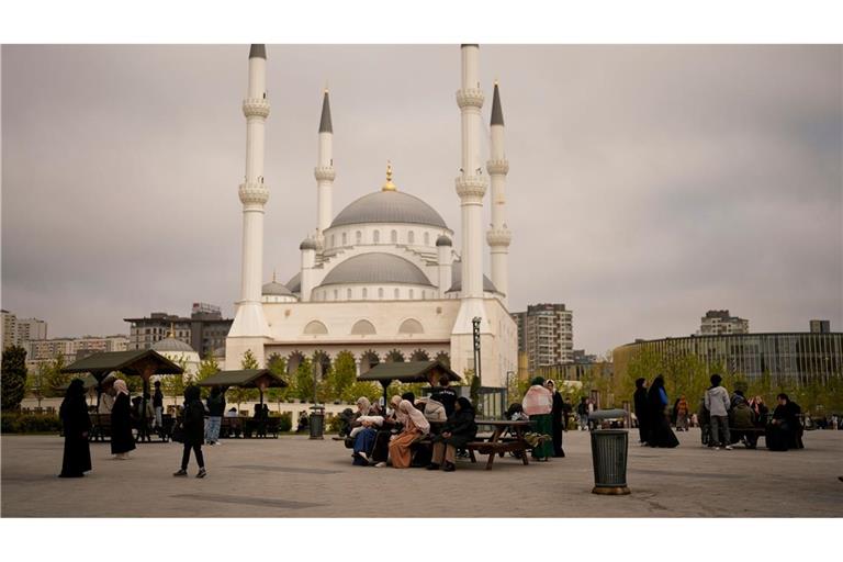 Menschen in Istanbul versammeln sich im Freien nach dem schweren Erdbeben.