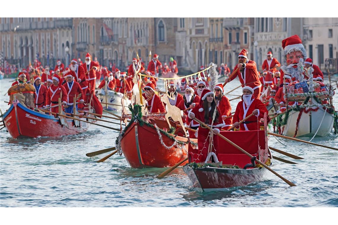Bilder des Tages Menschen in Weihnachtsmann-Kostümen fahren in Gondeln auf dem Canal Grande in Venedig.