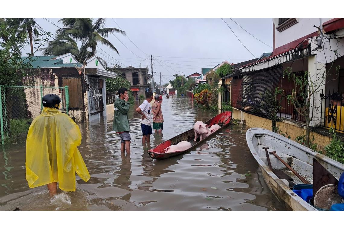 Menschen konnten sich teilweise nur noch mit Booten fortbewegen.