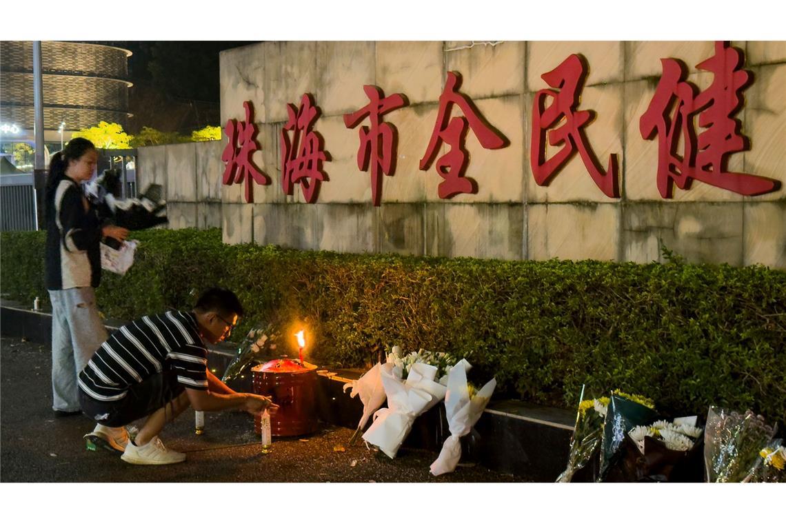 China trauert nach Todesfahrt um Opfer - Zensur kritisiert Menschen legen Blumen vor einem Sportzentrum nieder, wo ein Mann mit seinem Auto 35 Menschen tötete.