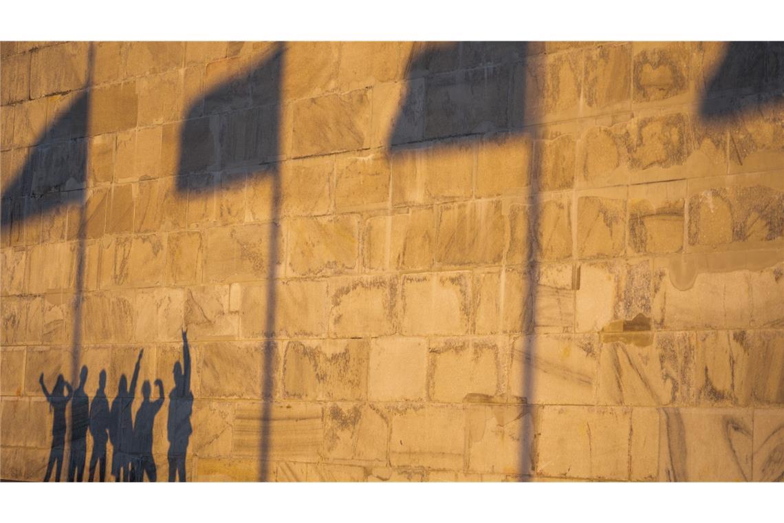 Menschen machen ein Foto in der Nähe des Washington Monuments, in Washington.