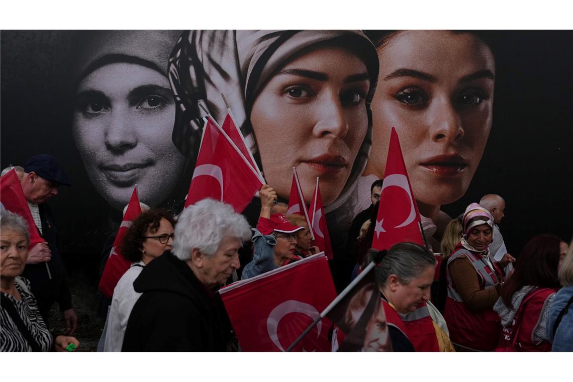 Menschen marschieren zur Unterstützung von Özgür Özel, dem Vorsitzenden der Republikanischen Volkspartei (CHP), der größten Oppositionspartei der Türkei.