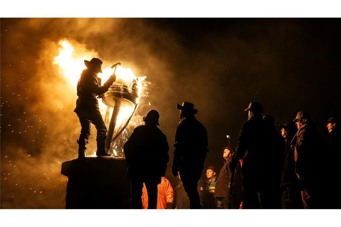 Menschen nehmen am Feuerfest "Burning of the Clavie" in Burghead in Großbritannien teil.