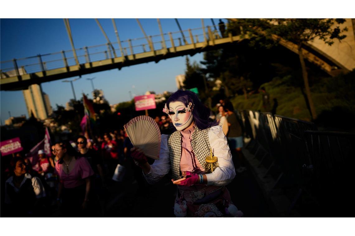 Menschen nehmen an der jährlichen Pride-Parade in Jerusalem teil.