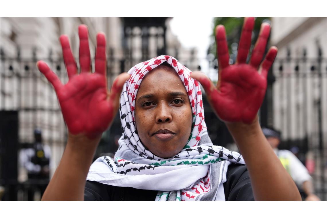 Menschen nehmen an einem Protest vor der Downing Street teil, während der britische Premierminister Starmer hochrangige Minister zu einer dringenden Kabinettssitzung zur Lage im Gazastreifen versammelt.