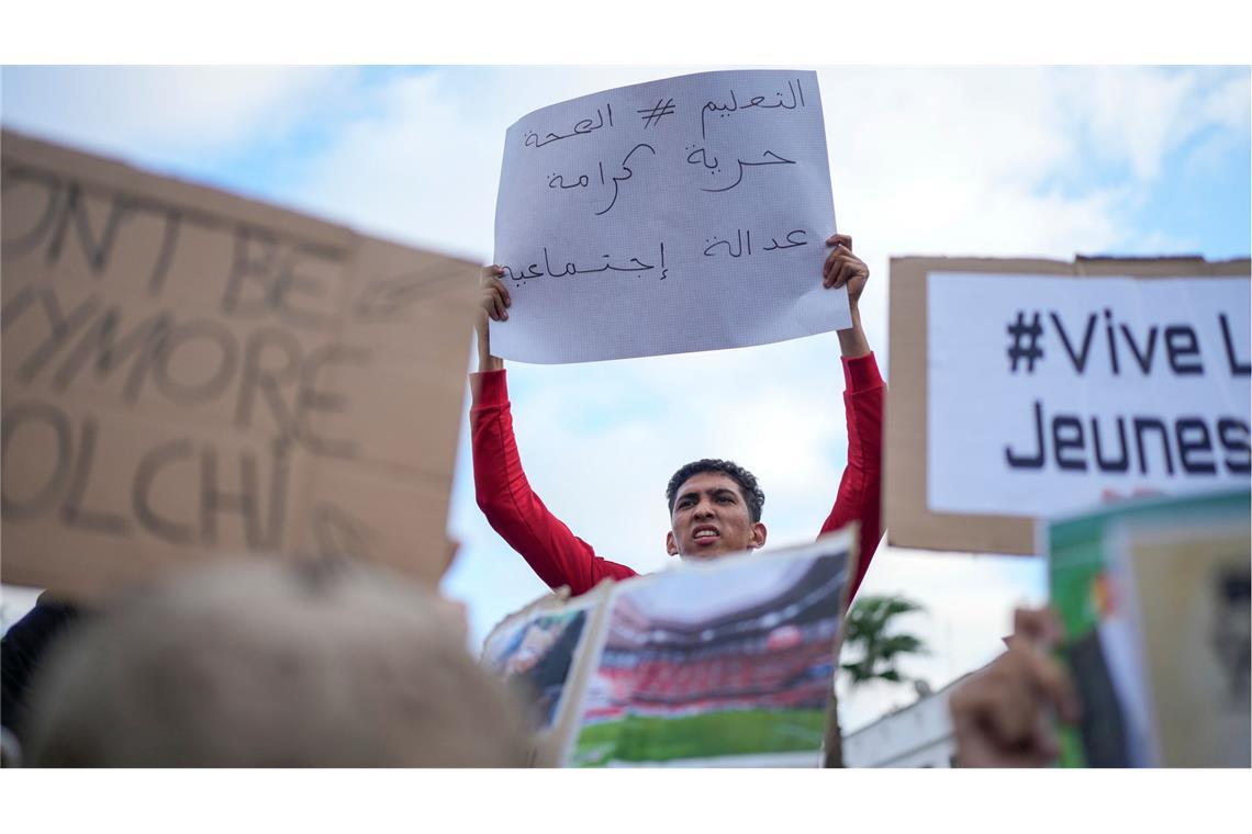 „Gen-Z“-Revolution: Welches Land kippt als nächstes in Chaos? Menschen nehmen an einem von Jugendlichen angeführten Protest gegen Korruption und für Reformen im Gesundheits- und Bildungswesen in Casablanca, Marokko, teil. Auf dem arabischen Transparent steht „Bildung, Gesundheit, Freiheit, Würde und soziale Gerechtigkeit“.