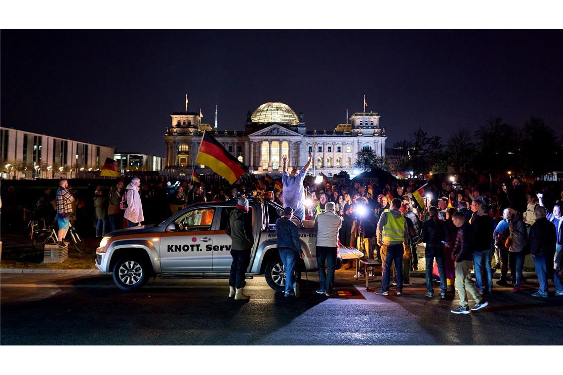 Menschen nehmen an einer Kundgebung gegen hohe Spritpreise teil mit Sebastian Bormann auf einem Pick-up am Platz der Republik vor dem Reichstagsgebäude in Berlin.