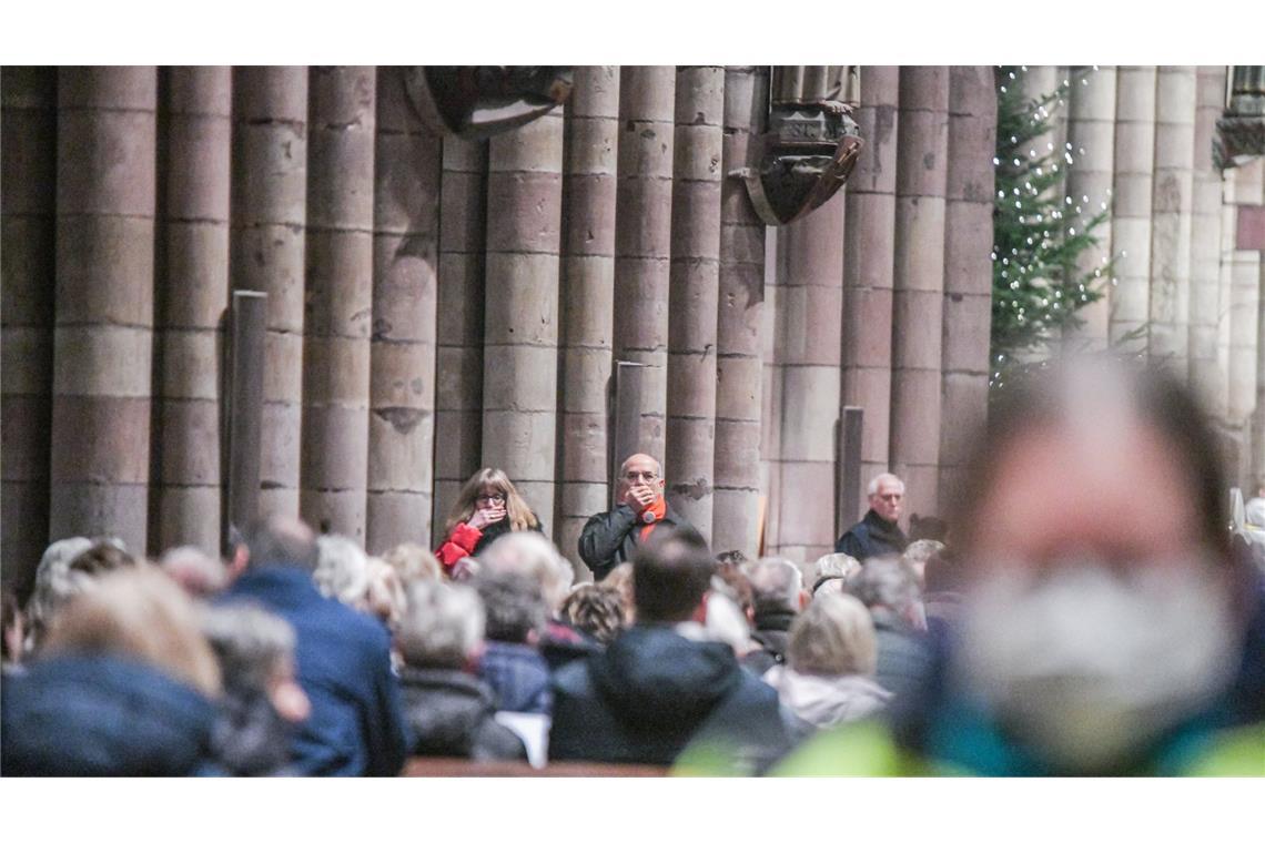 Eltern von Freiburger Domsingknaben kündigen Konsequenzen an Menschen nehmen beim Silvester-Gottesdienst im Freiburger Münster an einem stillen Protest wegen der Entlassung des Domkapellmeisters teil.