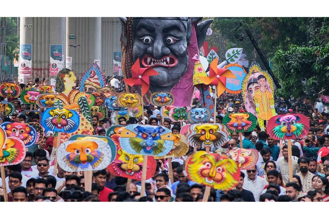 Bilder des Tages Menschen nehmen in Bangladesch an einer Prozession zur Feier des ersten Tages des Bengalischen Neujahrs teil.