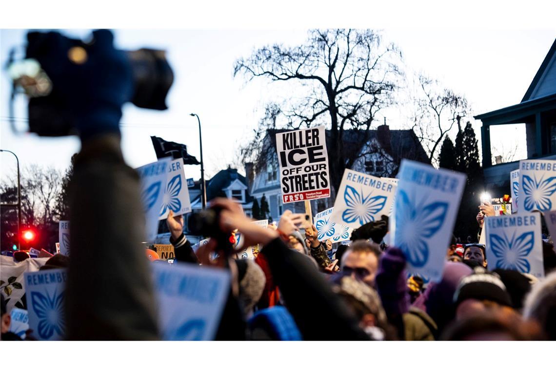 Menschen nehmen in Minneapolis an einem Protest und einer Mahnwache teil, nachdem ein Beamter der Einwanderungs- und Zollbehörde eine Frau erschossen hat.