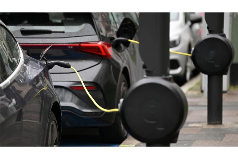 Menschen ohne E-Auto schätzen deren Nachteile als gravierender ein. (Symbolbild)