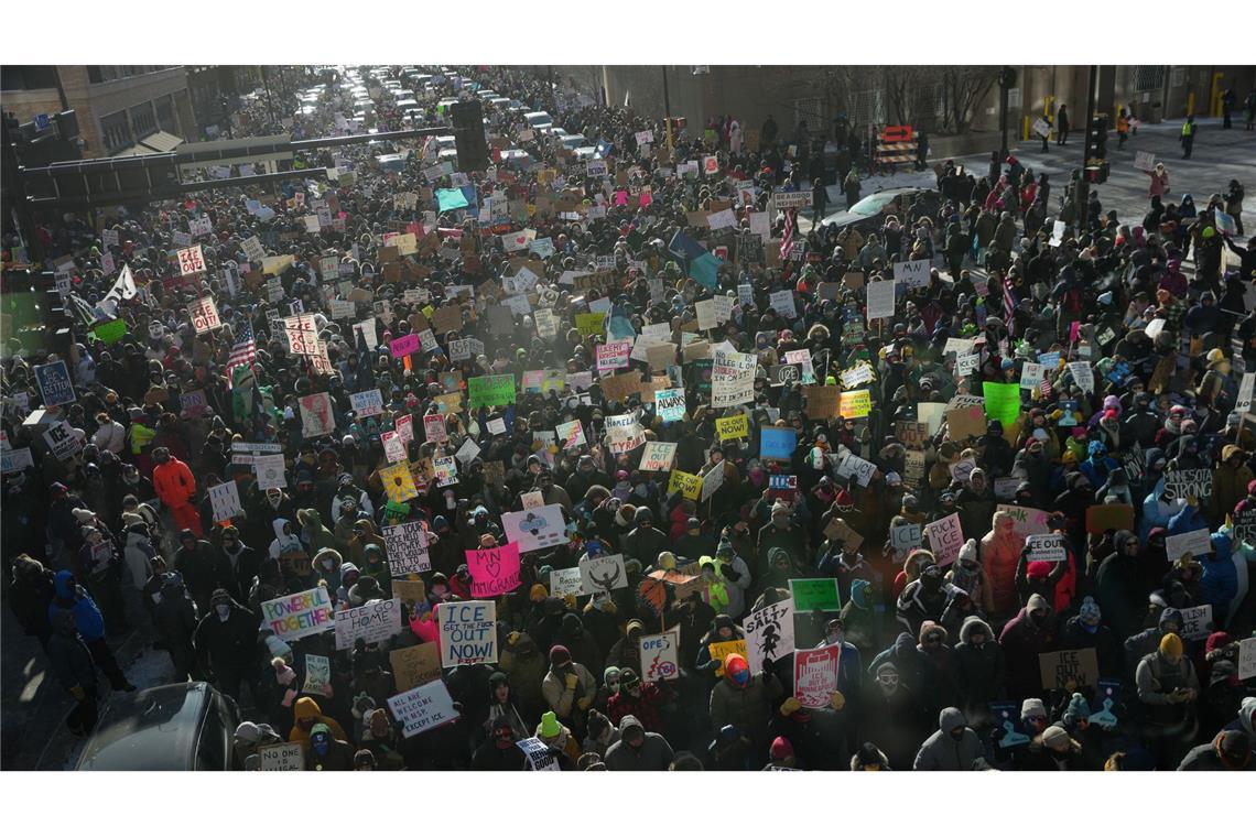 Menschen protestieren aktuell vielerorts gegen Bundesbeamte der Einwanderungsbehörde. (Archivbild)