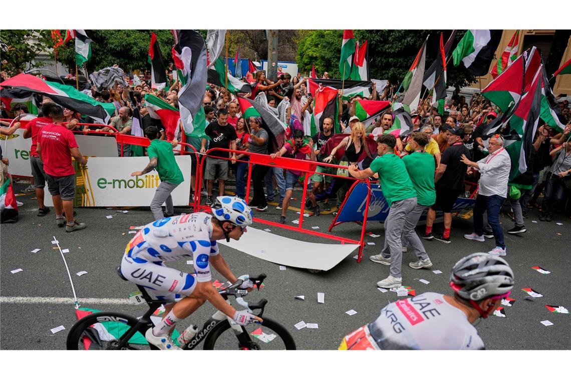 Bilder des Tages Menschen protestieren an der Strecke mit palästinensischen Fahnen gegen die Teilnahme des Radrennstalls Israel-Premier Tech an der Vuelta á España