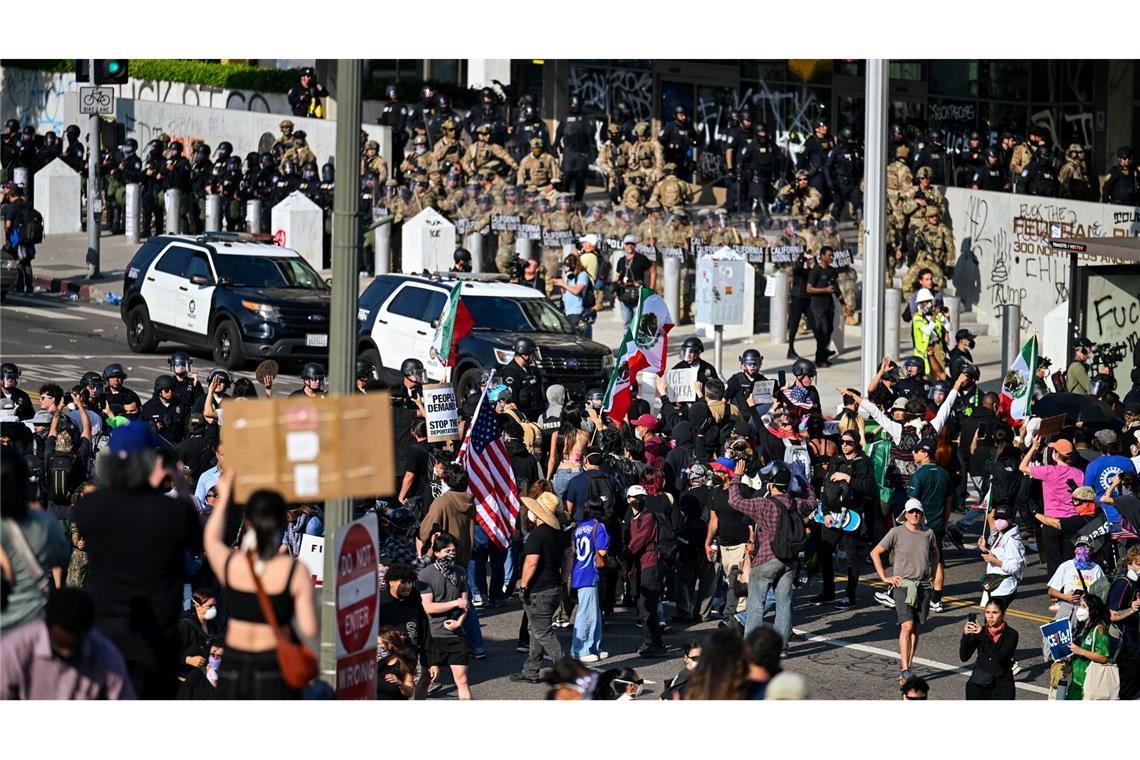 Demos gegen Trumps Einwanderungspolitik weiten sich aus Menschen protestieren gegen die US-Migrationspolitik in Downtown LA.