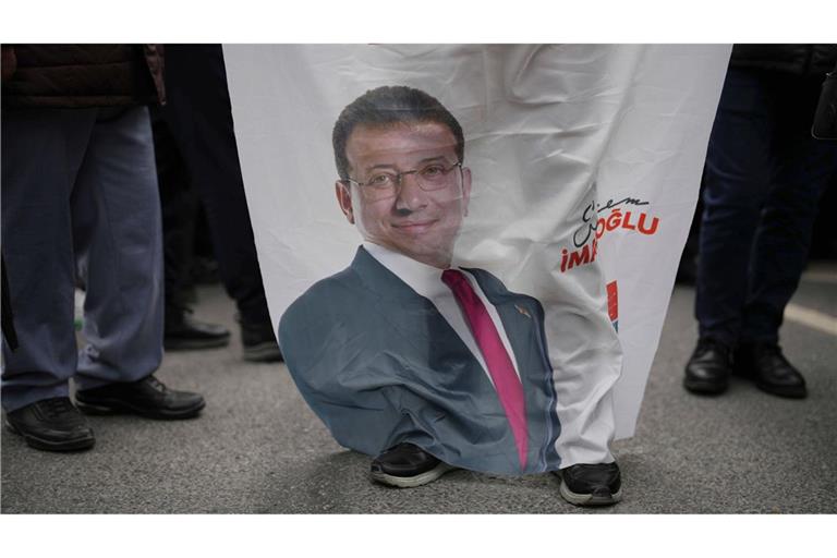Menschen protestieren gegen die Verhaftung von Ekrem Imamoglu.