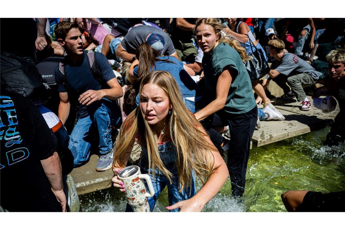 "Politisches Attentat": Einflussreicher Trump-Anhänger tot Menschen rennen weg, nachdem Kirk angeschossen wurde.