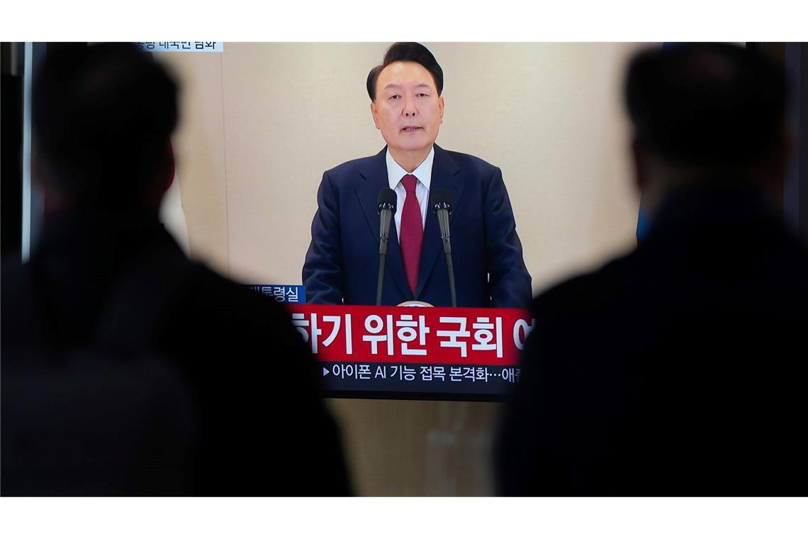 Südkoreas Parlament stimmt für Amtsenthebung des Präsidenten Menschen schauen auf einen Fernsehbildschirm, der die im Fernsehen übertragene Ansprache des südkoreanischen Präsidenten Yoon Suk Yeol an einem Busbahnhof zeigt. Ein zweiter Amtsenthebungsantrag gegen Yoon hat die benötigte Zweidrittelmehrheit in der Nationalversammlung erreicht. (Archivbild)