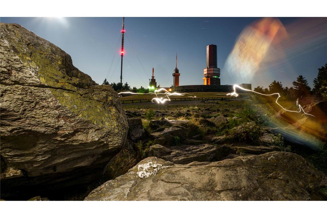 Bilder des Tages Menschen sind um Mitternacht mit Taschenlampen auf dem Feldberg-Plateau unterwegs und hinterlassen bei der Langzeitbelichtung Lichtreflexe. Der Ansturm auf den Hausberg im Rhein-Main-Gebiet wird in der Nacht von Dienstag auf Mittwoch (12. auf 13. August) vermutlich sehr groß sein. Der Sternschnuppen-Strom der Perseiden über Deutschland wird seinen Höhepunkt erreichen und lässt sich von der höchsten Erhebung im Taunus gut beobachten.