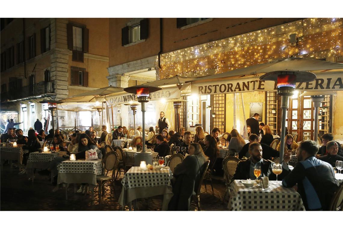 Mafia verdient Milliarden am Tourismus Menschen sitzen in einem Restaurant in der Altstadt in Rom. (Symbolbild)