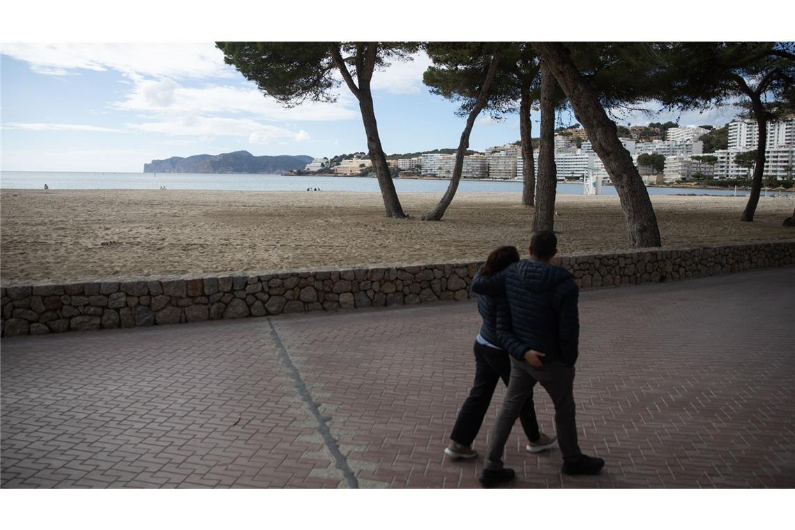 Menschen spazieren in Santa Ponça am Meer entlang (Symbolbild).