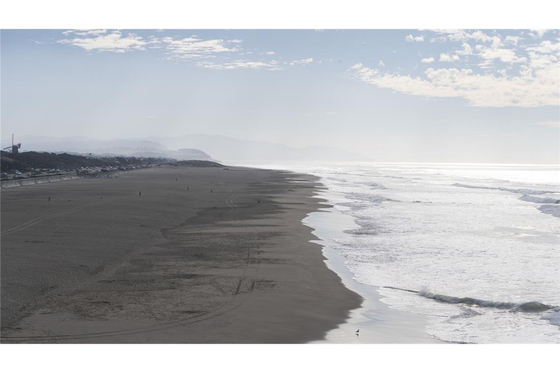 Tsunami-Warnung nach Erdbeben-Stärke 7,0 Menschen spazieren während einer Tsunami-Warnung am Ocean Beach in San Francisco entlang. Die Einwohner von San Francisco wurden nach einem gemeldeten Erdbeben in Nordkalifornien über die Möglichkeit eines Tsunamis informiert.
