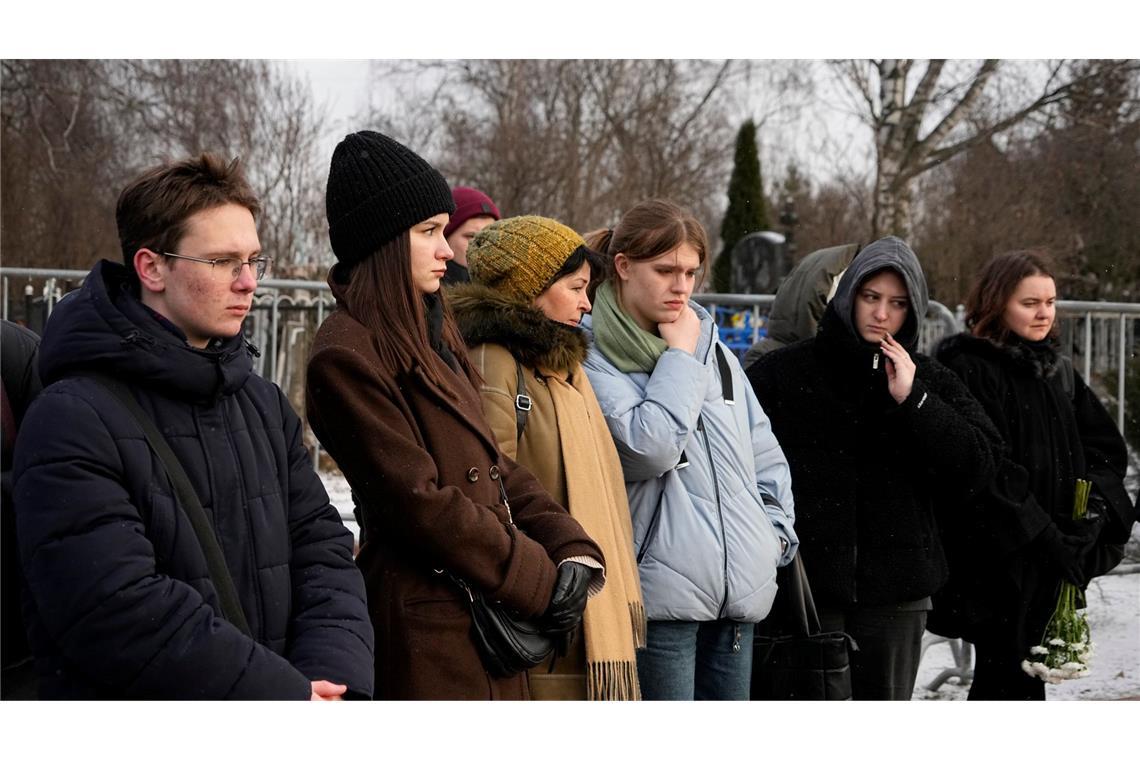 Nawalnys Todestag: Hunderte legen Blumen am Grab nieder Menschen stehen am Grab des russischen Oppositionsführers Alexej Nawalny auf dem Borisowskoje-Friedhof in Moskau, ein Jahr nach dessen Tod.