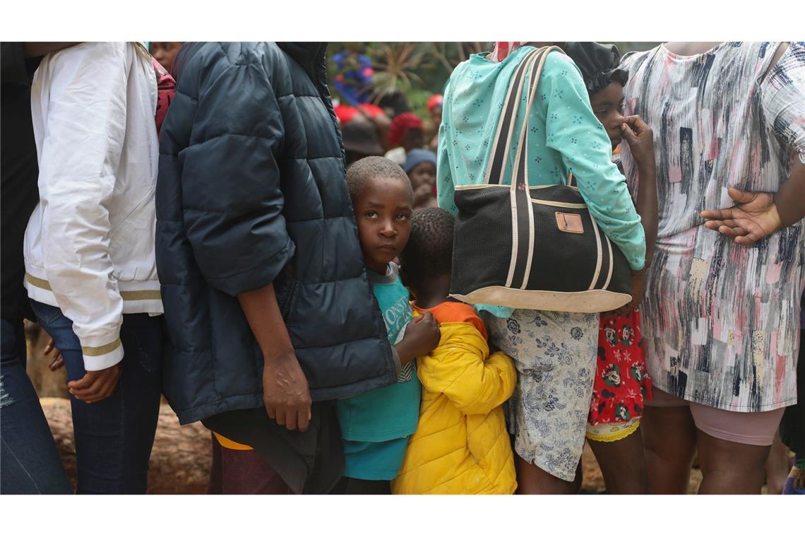 Bilder des Tages Menschen stehen an, um in einer Unterkunft für Familien, die durch Bandengewalt in Haiti vertrieben wurden, in Port-au-Prince Lebensmittel zu erhalten.