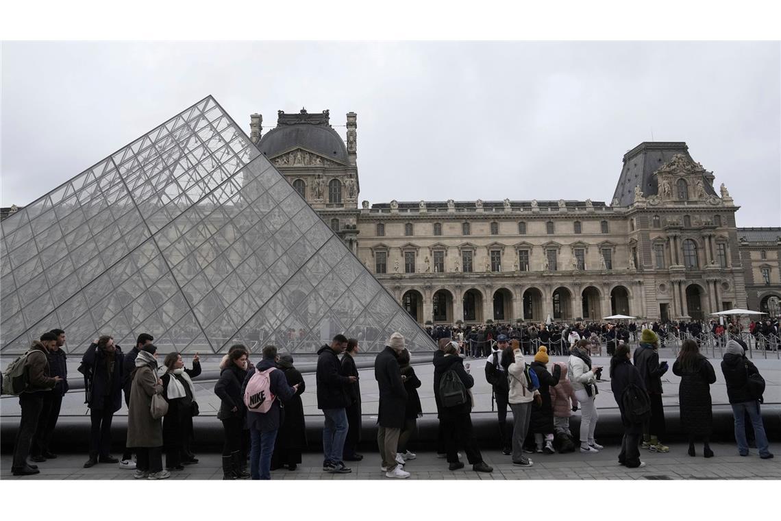 Louvre-Personal am Limit: Touristen vor geschlossenen Türen Menschen stehen vor den Louvre Schlange.