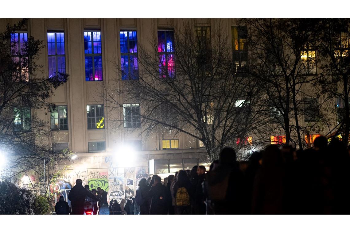Bilder des Tages Menschen stehen zum 20. Jubiläum des Technoclubs Berghain in der Schlange vor dem Gebäude.