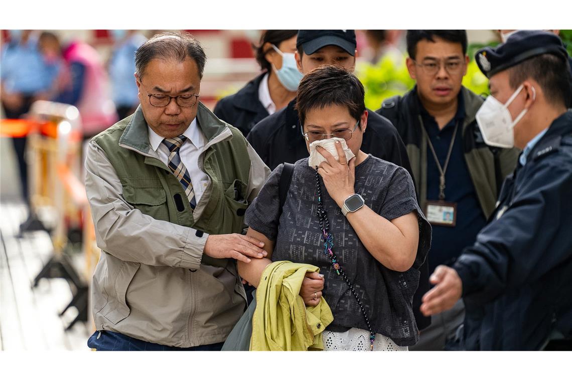 Menschen suchten teilweise verzweifelt nach Angehörigen, zu denen sie keinen Kontakt hatten.