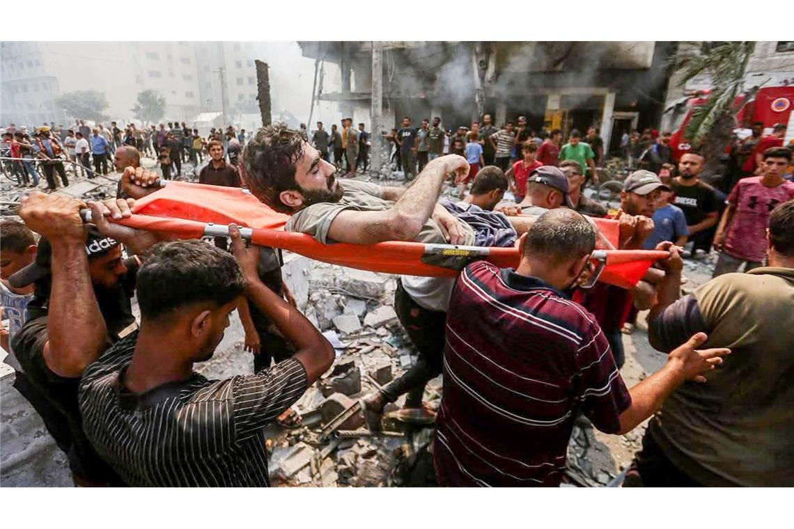Bilder des Tages Menschen tragen einen Mann, der bei einem israelischen Luftangriff in Gaza verletzt wurde.