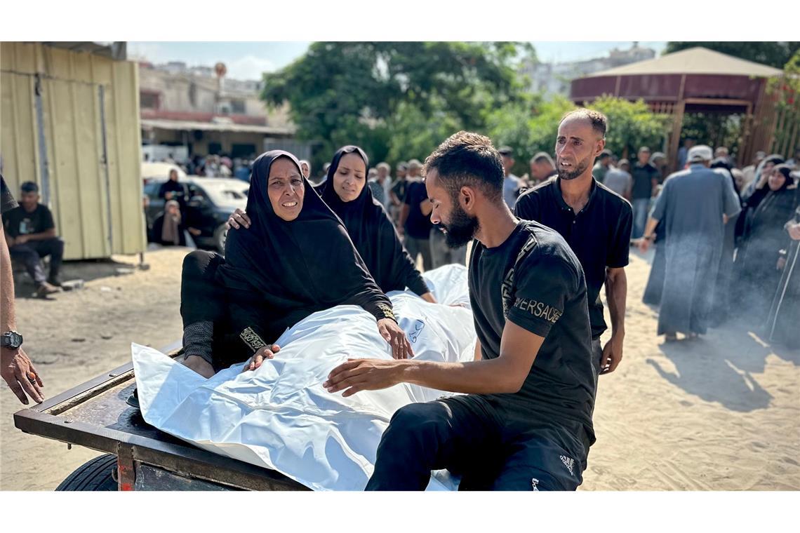 Bilder des Tages Menschen trauern, als die Leichen von Palästinensern, die bei einem israelischen Angriff auf Behelfszelte getötet wurden, in das Al-Nasser-Krankenhaus in Chan Junis, Gaza, gebracht werden.