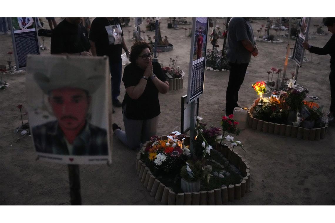 Bilder des Tages Menschen trauern am Jahrestag am Ort des Nova-Musikfestivals. Die terroristische Hamas hatte das Fest angegriffen, Hunderte Menschen getötet und viele weitere in den Gazastreifen verschleppt.