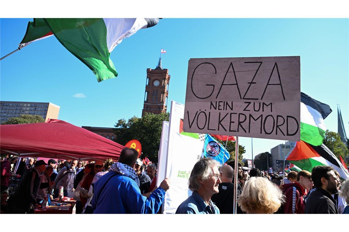 Rekordzahl gegen Gaza-Krieg auf der Straße Menschen trugen Fahnen und Schilder.