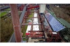 Menschen tummeln sich auf der Eisbahn in der Zeche Zollverein in Essen.