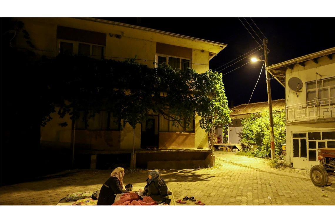 Hunderte Nachbeben in der Westtürkei - Festnahmen Menschen übernachten aus Angst vor Nachbeben im Freien