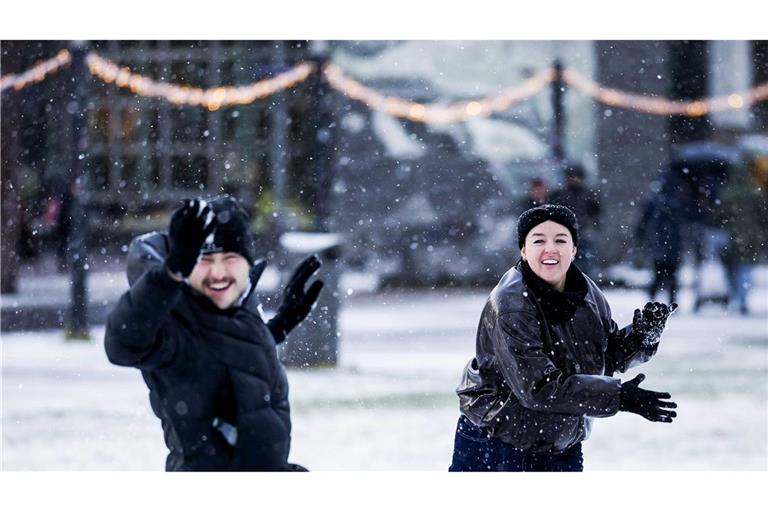 Menschen vergnügen sich bei einer Schneeballschlacht in Amsterdam in den Niederlanden.