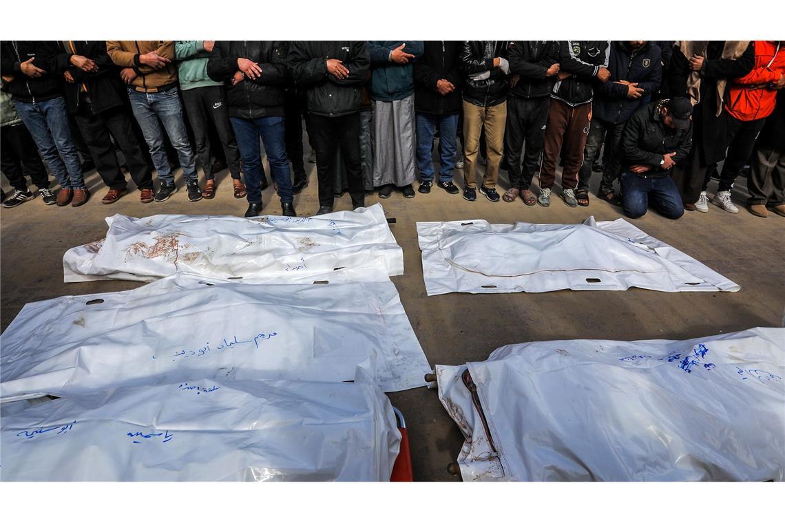 Dutzende Tote bei Israels Offensive - Hamas feuert Raketen Menschen verrichten das Totengebet für ihre Angehörigen, die bei einem nächtlichen Bombardement Israels im Gazastreifen getötet wurden.