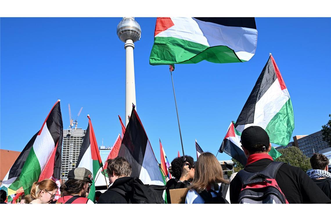 Menschen versammeln sich am Neptunbrunnen zu einem Demonstrationsmarsch und einer Kundgebung für Gaza.