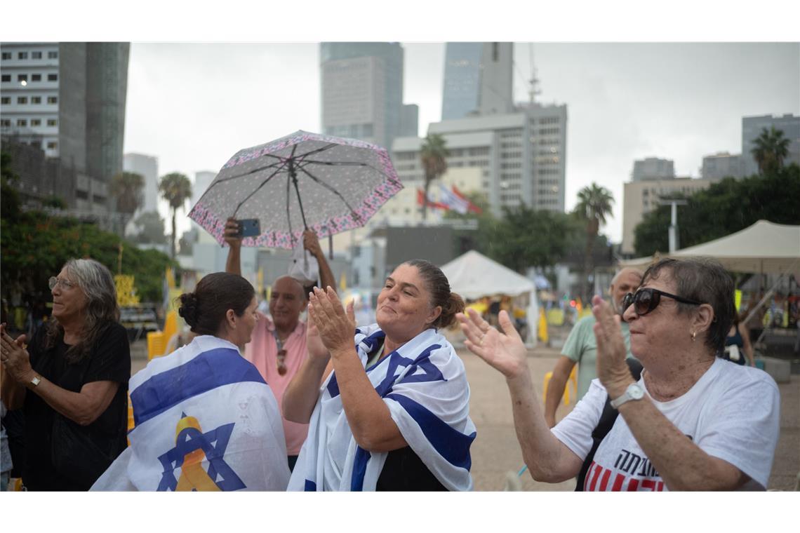 Jubelszenen nach Einigung zwischen Hamas und Israel Menschen versammeln sich auf dem Geiselplatz in Tel Aviv, um das Waffenstillstandsabkommen zu feiern.