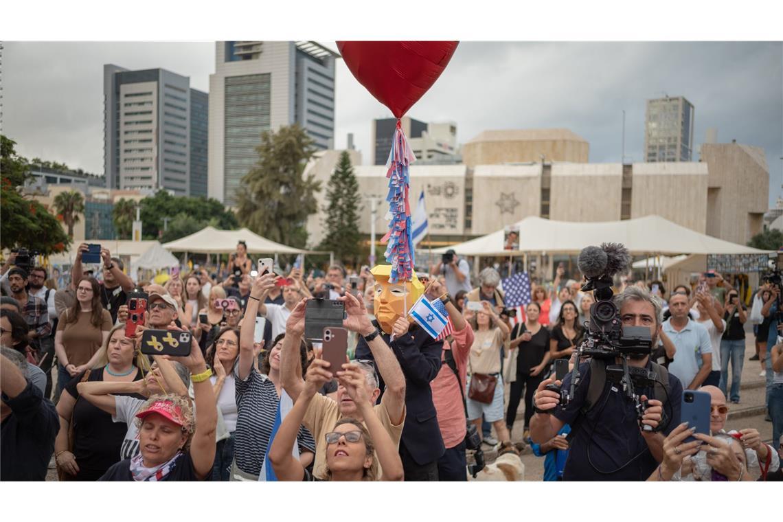 Jubelszenen nach Einigung zwischen Hamas und Israel Menschen versammeln sich auf dem Geiselplatz in Tel Aviv, um das Waffenstillstandsabkommen zu feiern.