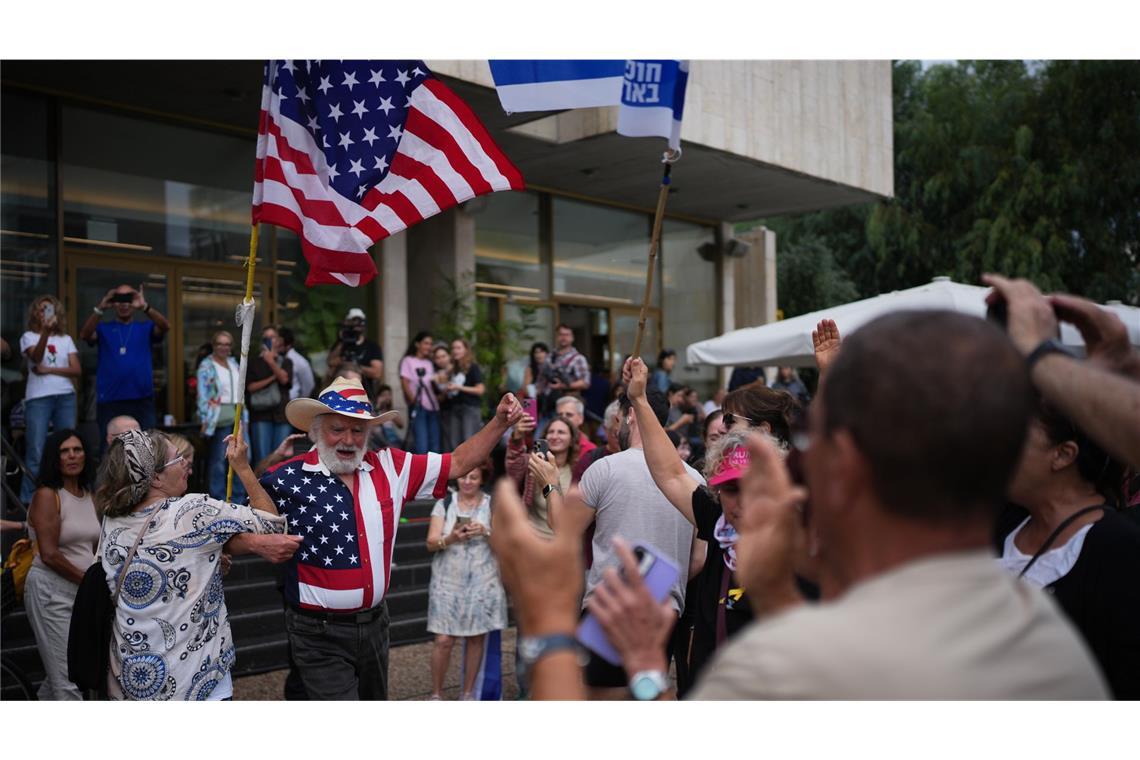 Jubelszenen nach Einigung zwischen Hamas und Israel Menschen versammeln sich auf dem Geiselplatz in Tel Aviv, um das Waffenstillstandsabkommen zu feiern.