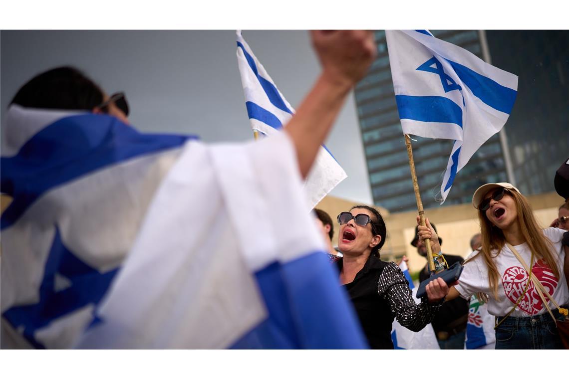 Jubelszenen nach Einigung zwischen Hamas und Israel Menschen versammeln sich auf dem Geiselplatz in Tel Aviv, um das Waffenstillstandsabkommen zu feiern.