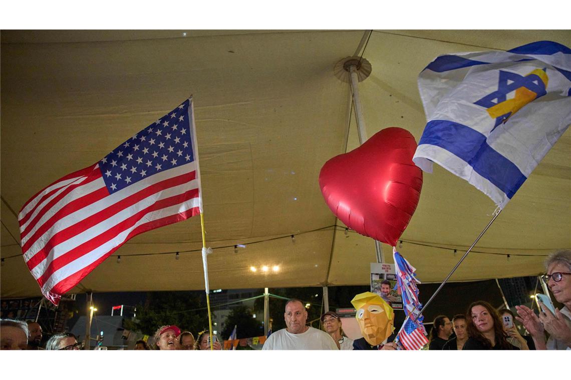 Jubelszenen nach Einigung zwischen Hamas und Israel Menschen versammeln sich auf dem Geiselplatz in Tel Aviv, um das Waffenstillstandsabkommen zu feiern.