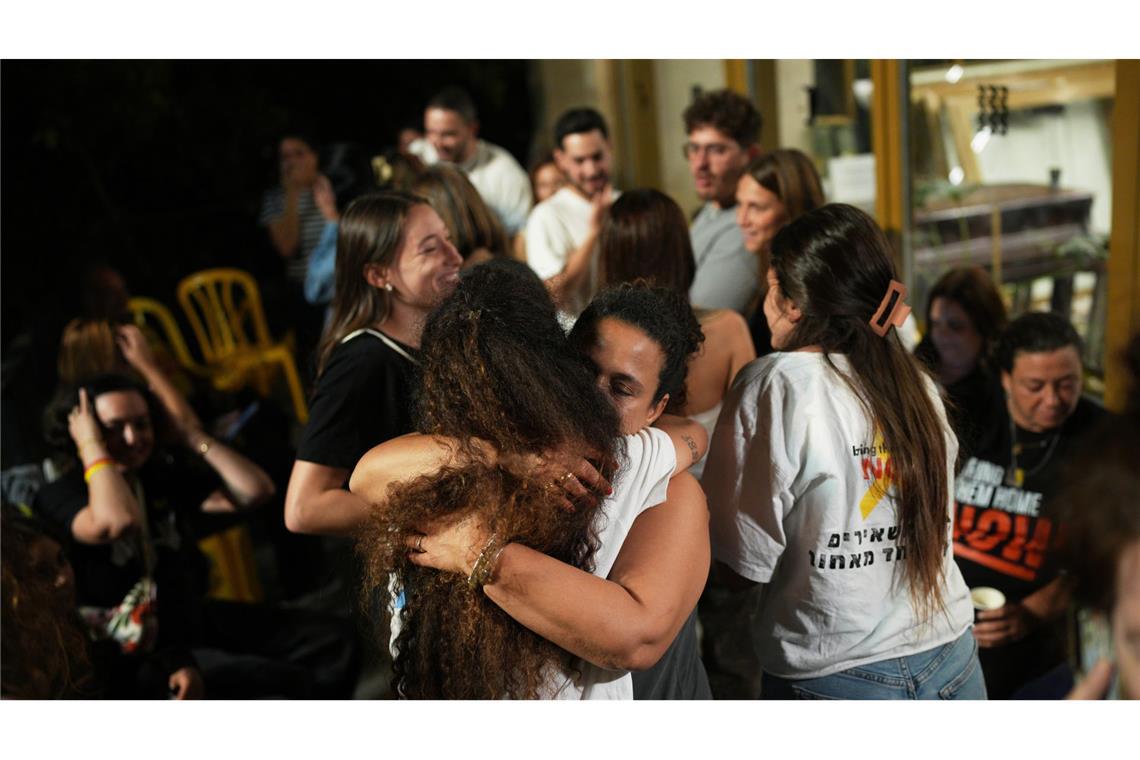 Jubelszenen nach Einigung zwischen Hamas und Israel Menschen versammeln sich auf dem Geiselplatz in Tel Aviv, um das Waffenstillstandsabkommen zu feiern.