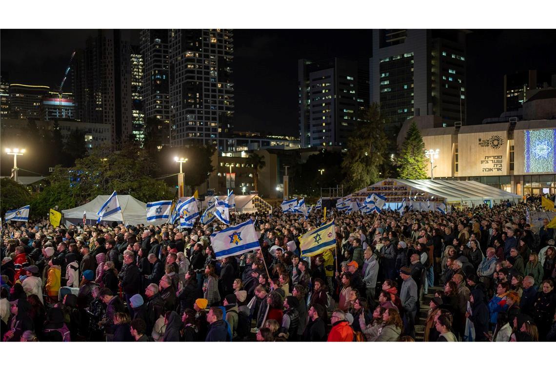 Bilder des Tages Menschen versammeln sich auf dem so genannten Geiselplatz in Tel Aviv - Stunden, nachdem die Leichen von vier israelischen Geiseln von militanten palästinensischen Gruppen in Gaza an Israel übergeben wurden.