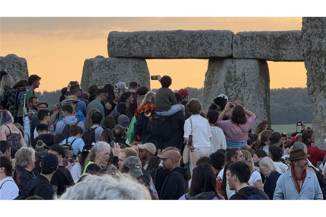 Magischer Moment: Tausende feiern Sonnenwende in Stonehenge Menschen versammeln sich aus vielen gründen am Steinkreis Stonehenge.