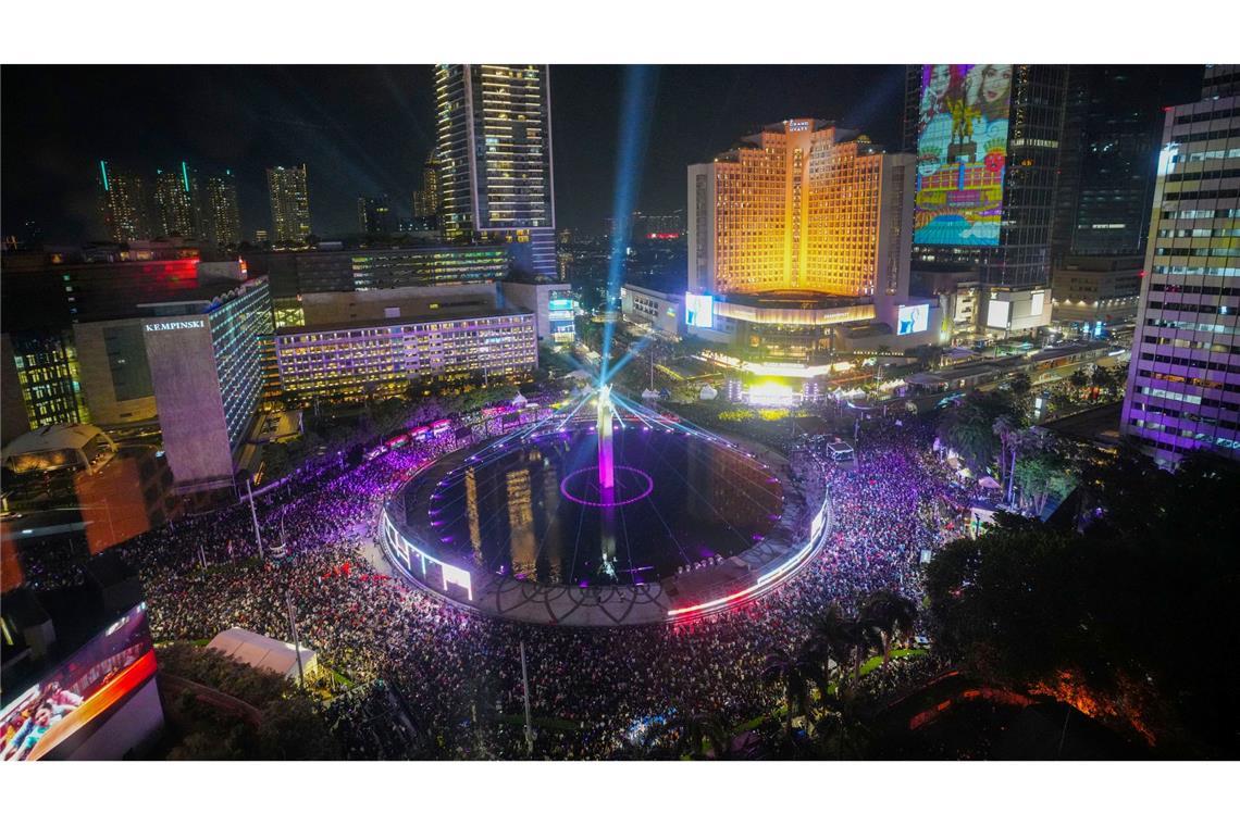 Warten auf das Jahr 2025 - Viele Länder haben schon gefeiert Menschen versammeln sich in der Silvesternacht im Hauptgeschäftsviertel in Jakarta.