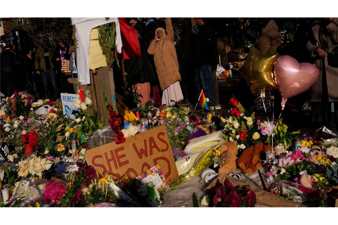 Menschen versammeln sich um eine provisorische Gedenkstätte zu Ehren der Frau, die von einem ICE-Beamten tödlich erschossen wurde.
