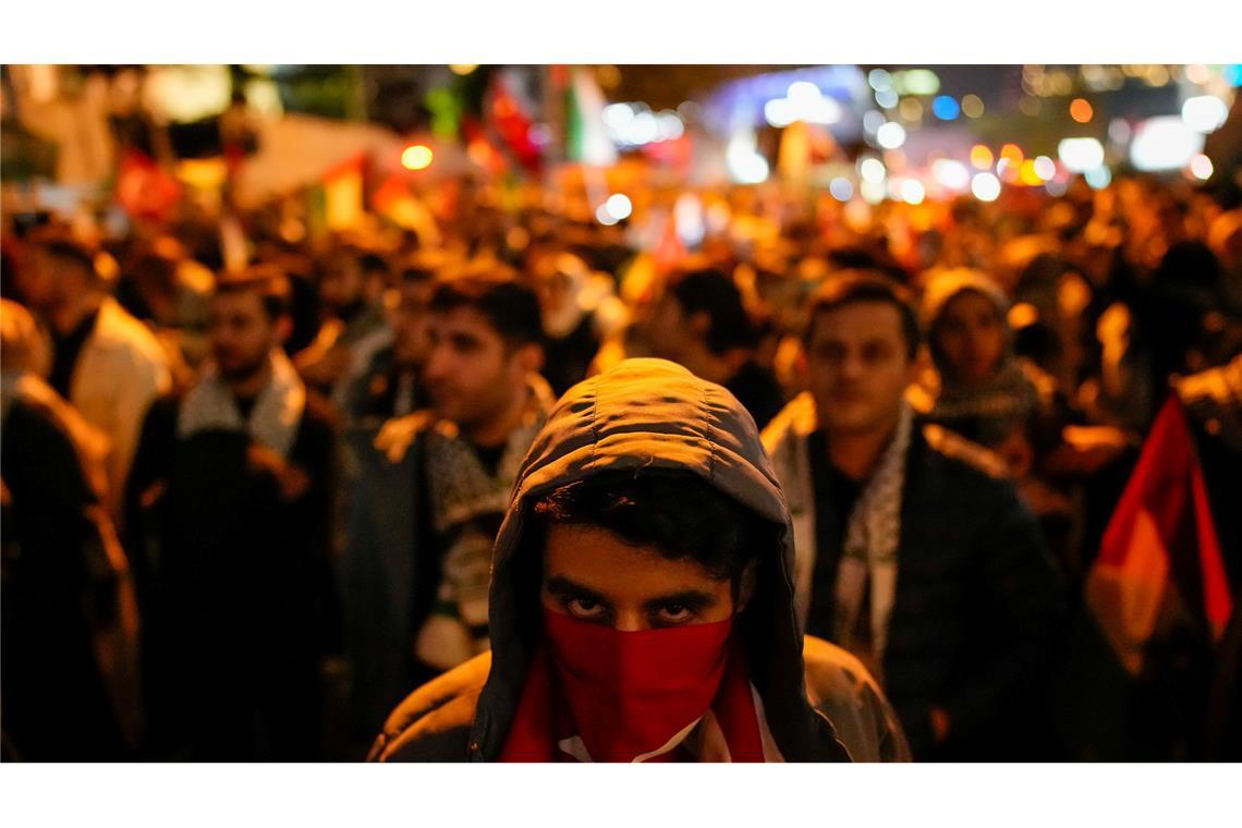 Bilder des Tages Menschen versammeln sich vor dem israelischen Konsulat in Istanbul während eines Protestes gegen das Abfangen der Global Sumud Flottilla.